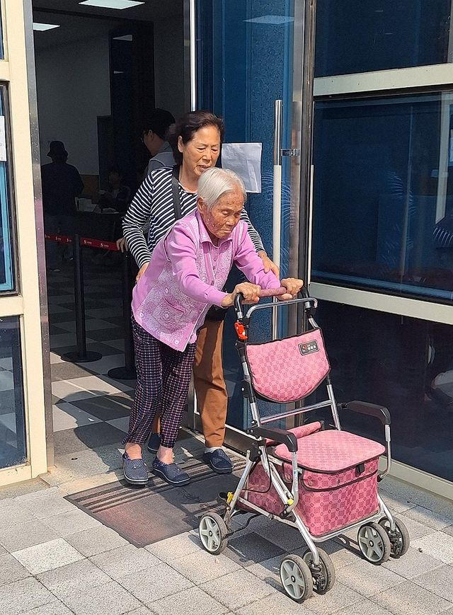 투표 마친 '주민등록 121세' 이용금 할머니