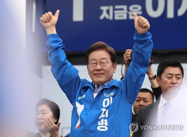 시민들에게 인사하는 이재명 후보