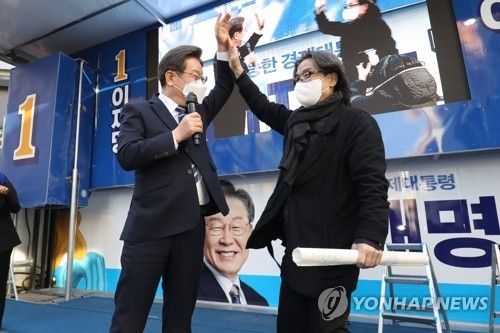 강병인 캘리그라퍼와 인사하는 이재명 대선후보