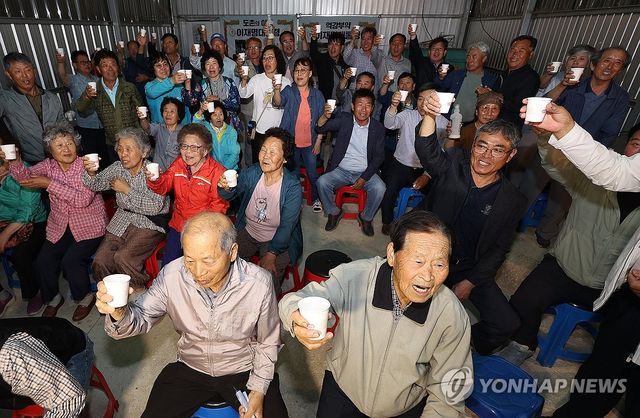 출구조사 결과에 건배하는 이재명 후보 고향 주민들