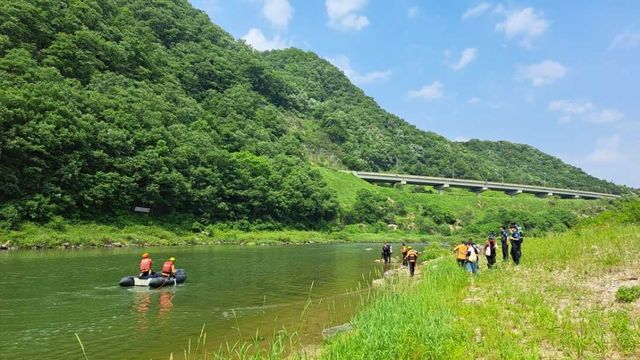 홍천강서 수색 작업 벌이는 경찰과 소방 당국