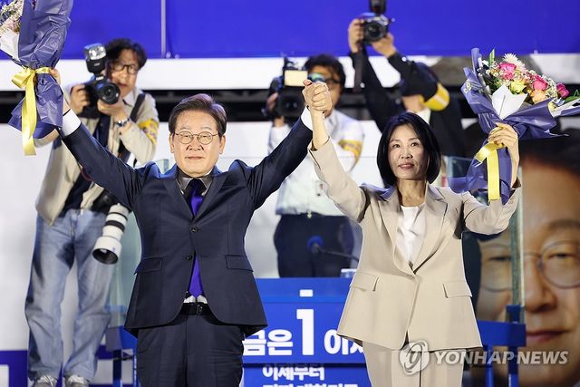 시민들 향해 두 팔 들어올리는 이재명 후보 내외