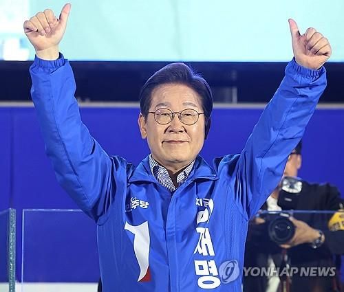 시민들에게 인사하는 이재명 후보