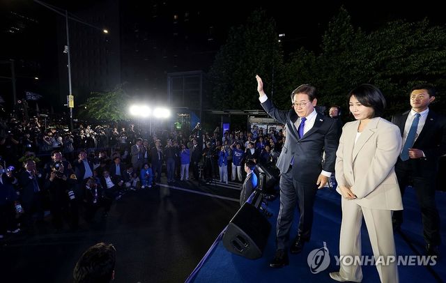 인사하는 이재명 당선인과 김혜경 여사