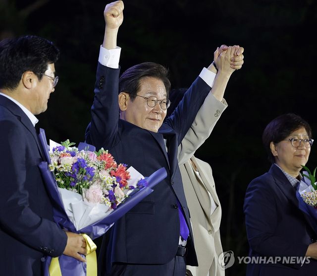 시민들에게 감사 인사하는 이재명 후보