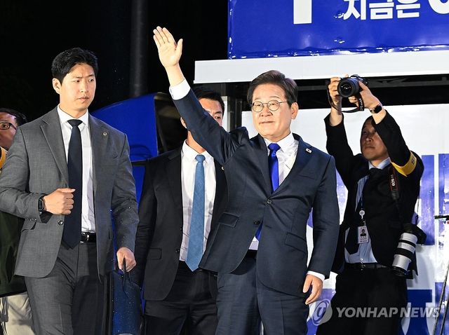 인사하는 이재명 후보