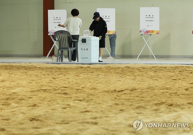 씨름장에서 투표하는 유권자들