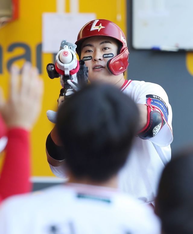 1회 시즌 7호 홈런을 친 SSG 고명준의 세리머니