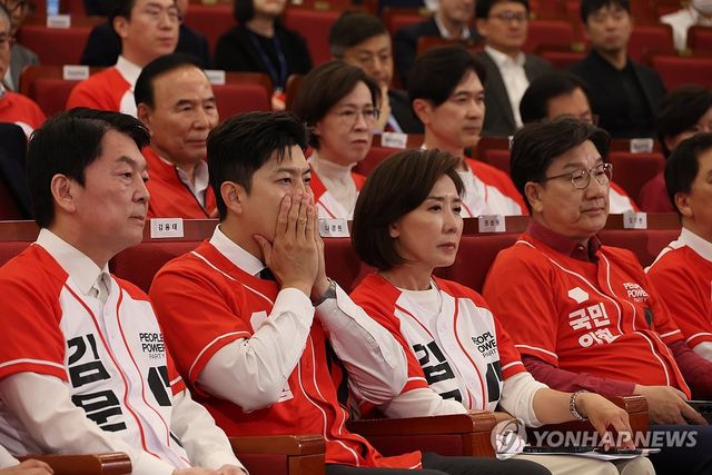 굳은 얼굴의 김용태-권성동