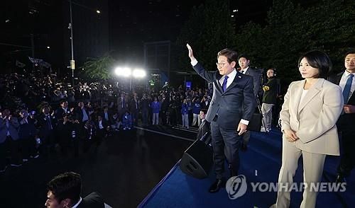 인사하는 이재명 후보와 김혜경 여사