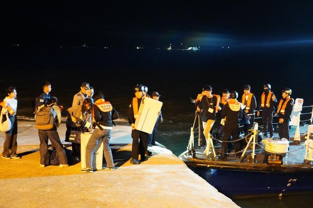 육지로 이송되는 섬 지역 투표함