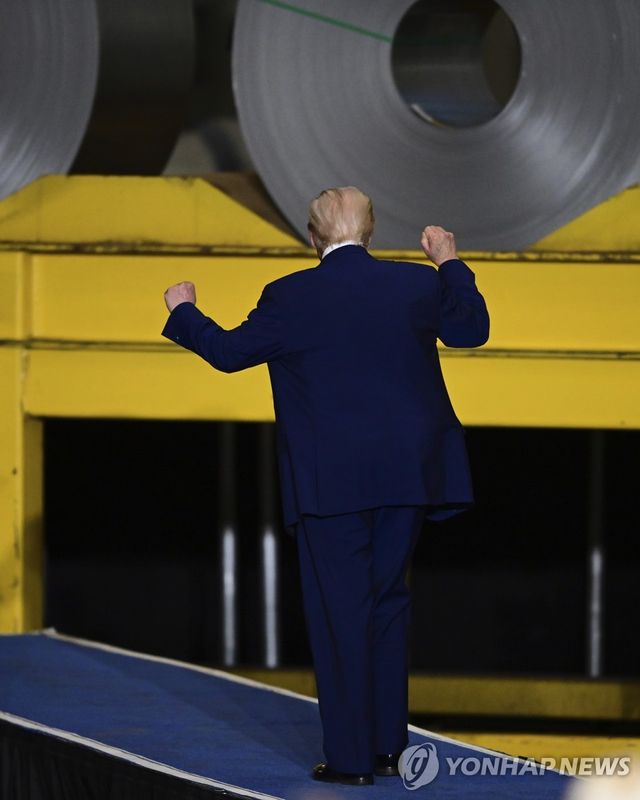 도널드 트럼프 대통령의 뒷모습