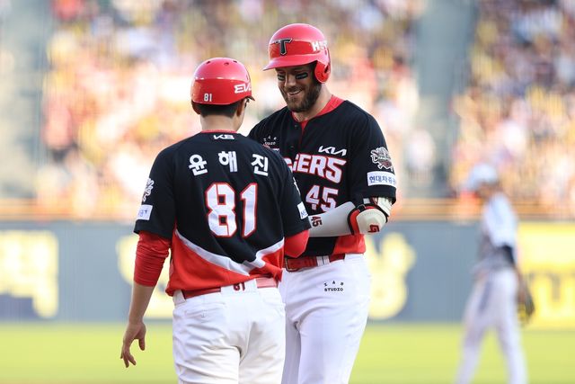 3일 두산 전에서 안타를 치고 나간 KIA 위즈덤(오른쪽)