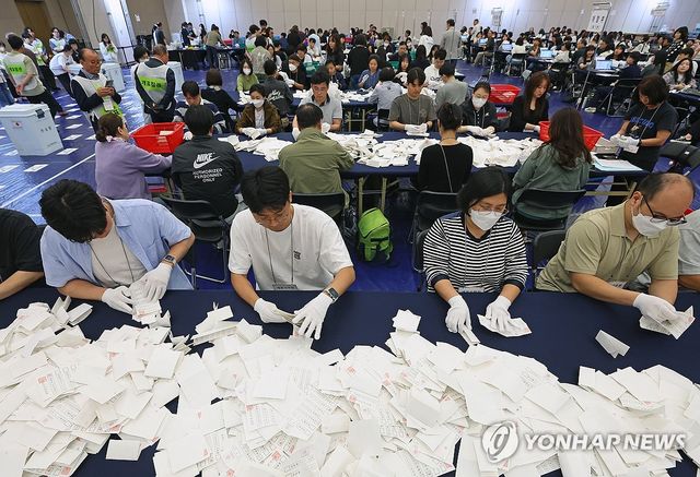 제21대 대통령 선거 투표 마감, 분주해진 개표소