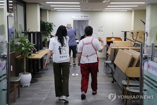 전통시장에 마련된 투표소