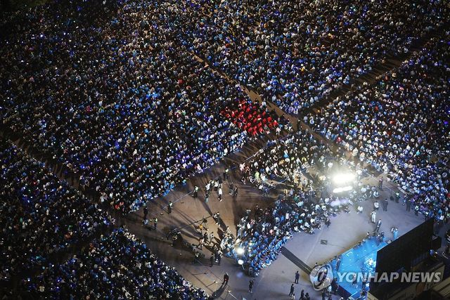 이재명 후보 집중유세에 응원봉 들고 환호하는 시민들