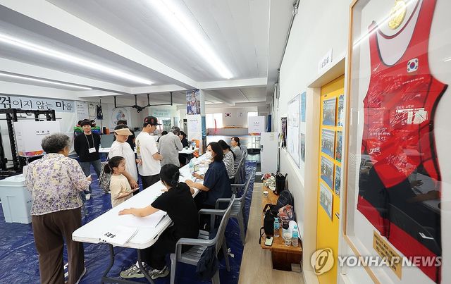 투표소로 활용되는 레슬링장