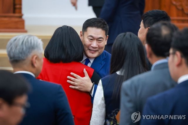 사임한 어용에르덴 몽골 총리