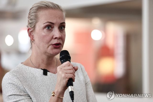 율리아 나발나야가 기자회견에서 발언하는 모습