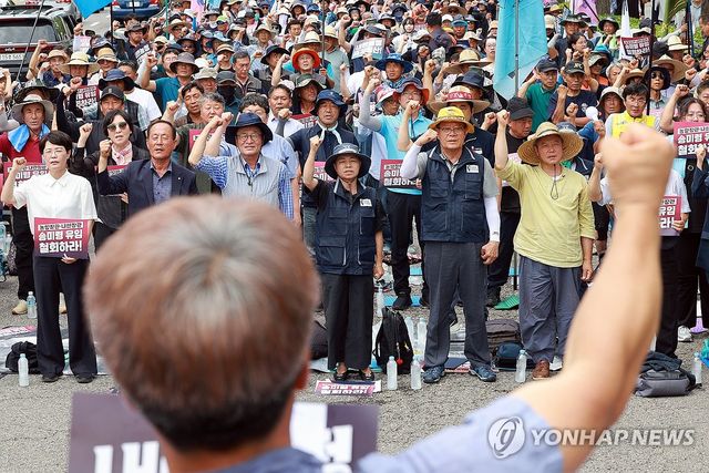 송미령 장관 유임 철회 촉구하며 부르는 농민가