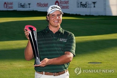 우승 트로피를 든 포트기터.