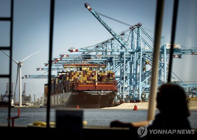 컨테이너를 가득 싣고 네덜란드 로테르담항 정박을 시도하는 대형 화물선의 모습