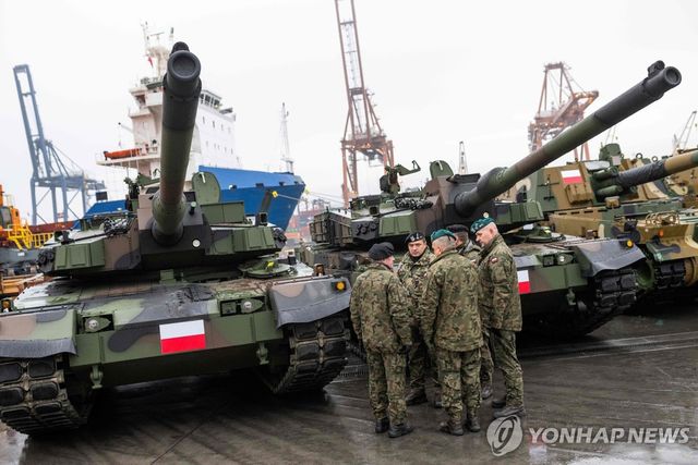 2022년 12월 K2 전차와 K9 자주곡사포 도착 당시 폴란드 군인들
