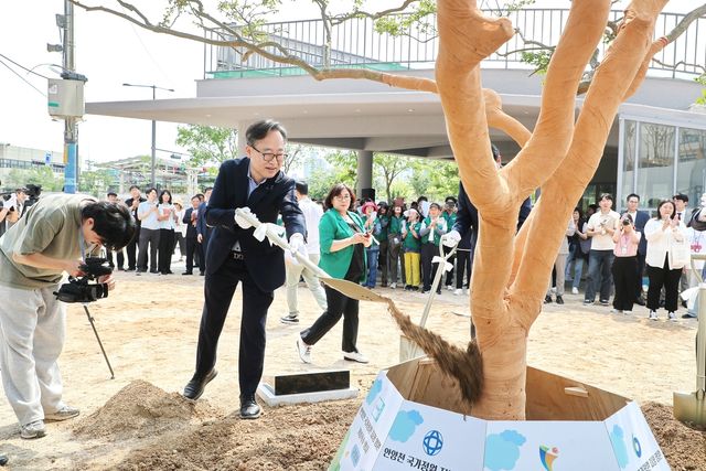 지난 23일 안양천 국가정원 지정 기원을 위한 기념식수를 하는 유성훈 구청장