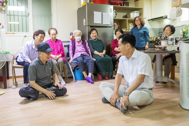 경로당을 찾아 어르신들과 대화하는 이기재 구청장(오른쪽)