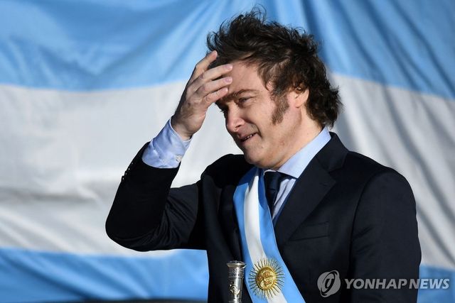 이마 짚은 하비에르 밀레이 아르헨티나 대통령