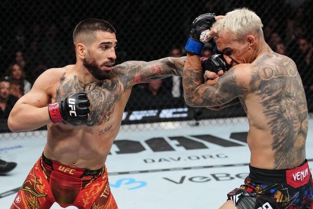 펀치를 적중시키는 일리아 토푸리아(왼쪽)