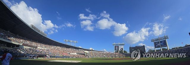 무더운 날씨에도 가득 찬 잠실구장