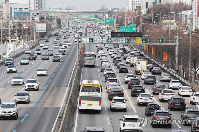 고속도로를 달리는 차들