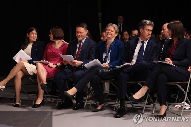 오른쪽부터 재무·에너지안보·내무·보건복지·교육·문화장관 