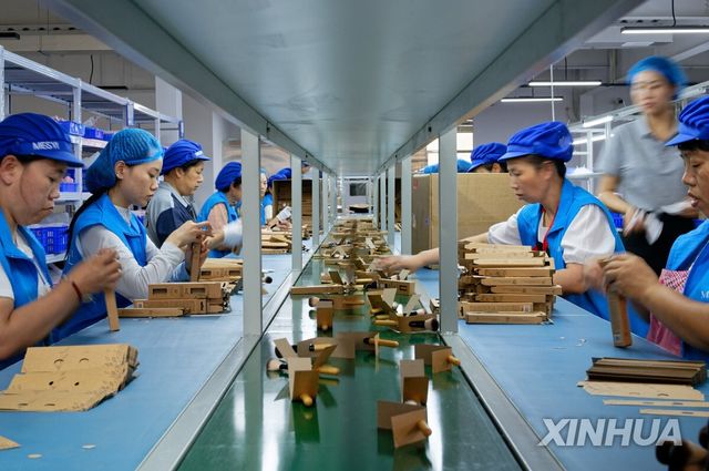 중국 허난성의 한 메이크업 도구 제조 공장