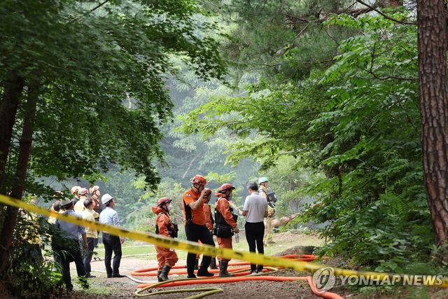 화재로 통제되는 '성북동 별서' 진입로