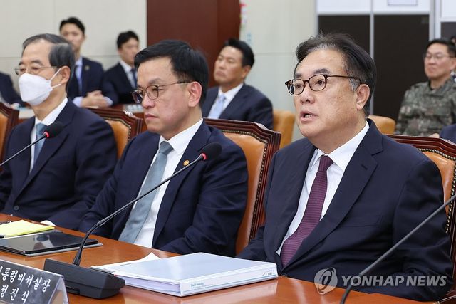 답변하는 정진석 비서실장