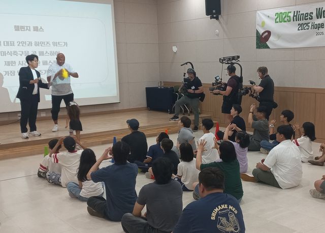 미식 축구 기본기 설명하는 하인즈 워드