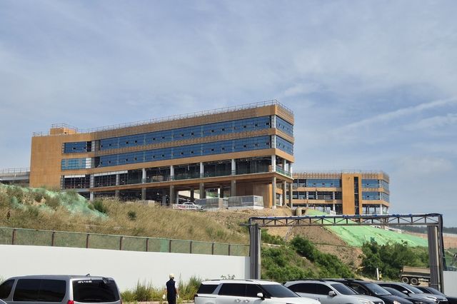 건설 중인 문무대왕과학연구소 본관