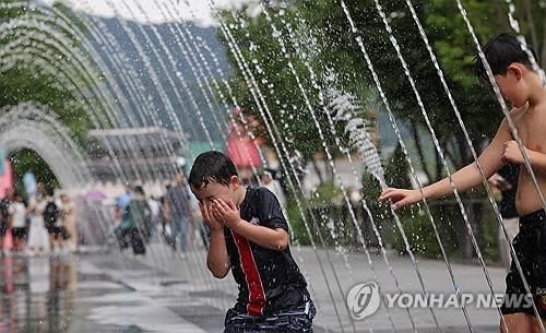 무더위 식히는 아이들