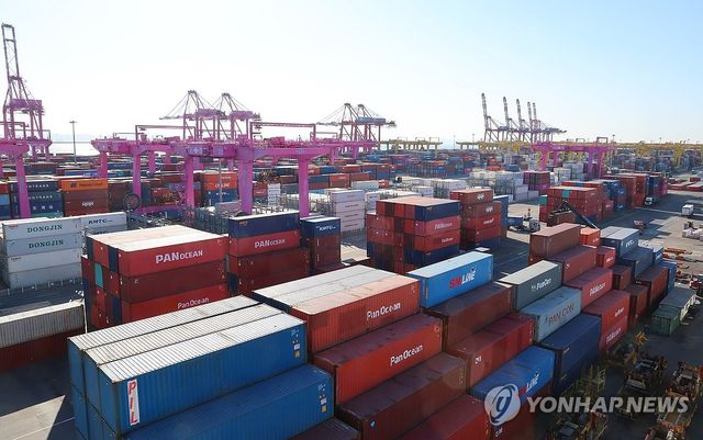수출입 컨테이너 쌓인 인천신항
