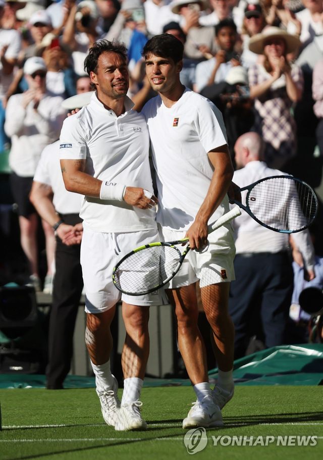 경기를 마친 후 포니니(왼쪽)와 포옹하는 알카라스. 