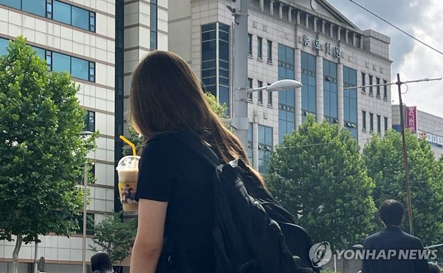 커피를 든 학생