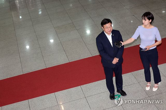 질문에 답하는 윤호중 행안부 장관 후보자