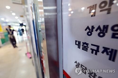 서울 시내 부동산 중개업소에 게시된 매물 정보