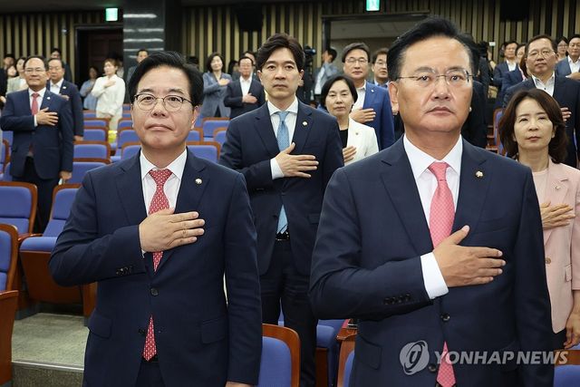 국기에 경례하는 송언석 원내대표