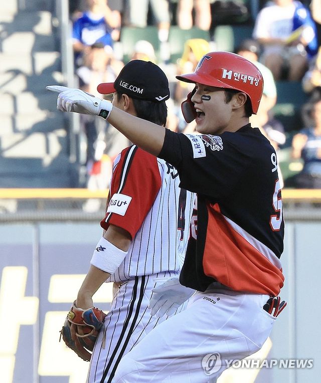 2루타 환호하는 오선우