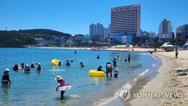 울산 일산해수욕장 피서객들