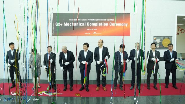 SK바이오사이언스 안재용 사장(사진 왼쪽 다섯번째)과 사노피 토마스 트리옹프 백신 사업 부문 수석 부사장(여섯번째)을 비롯한 양사 주요 임원진이 준공 기념 테잎 커팅식을 진행하고 있다. [SK바이오사이언스 제공]