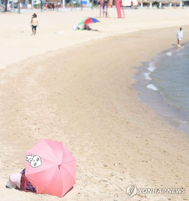 '여름 해변' 양산 아래 휴식